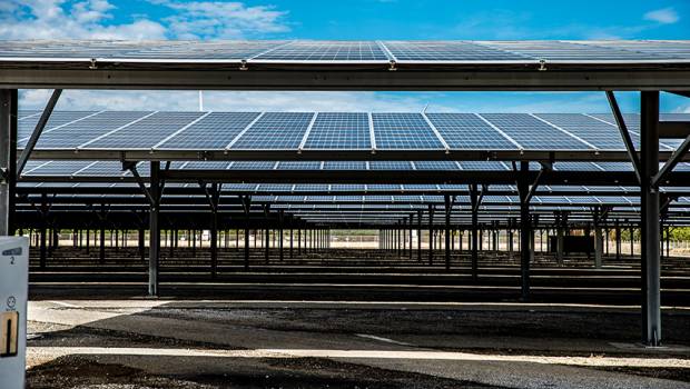 Engie couvre les sites industriels d'Alkern en ombrières photovoltaïques