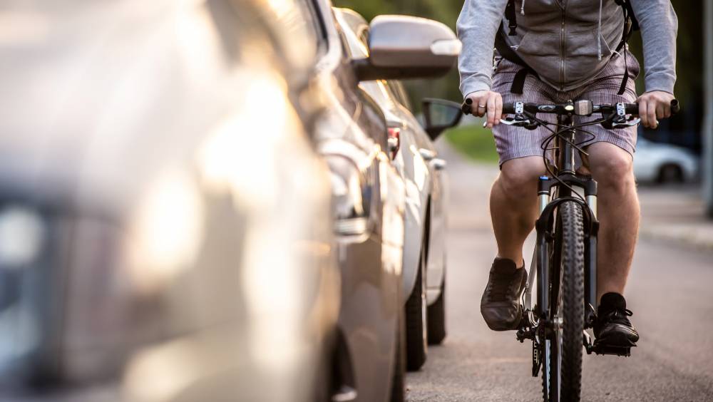 Réduire la place de la voiture en ville est-il aussi impopulaire qu’on le pense ?