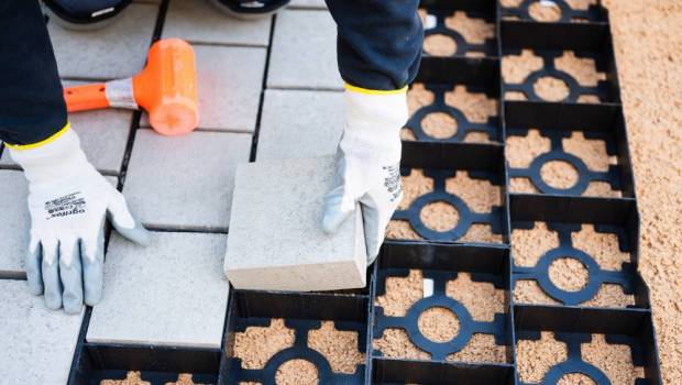 Bormes-les-Mimosas : des plaques drainantes pour préserver la perméabilité du sol